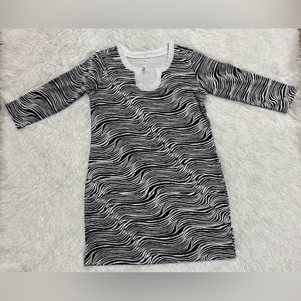 Lulu-B Monochrome Wave Pattern Top